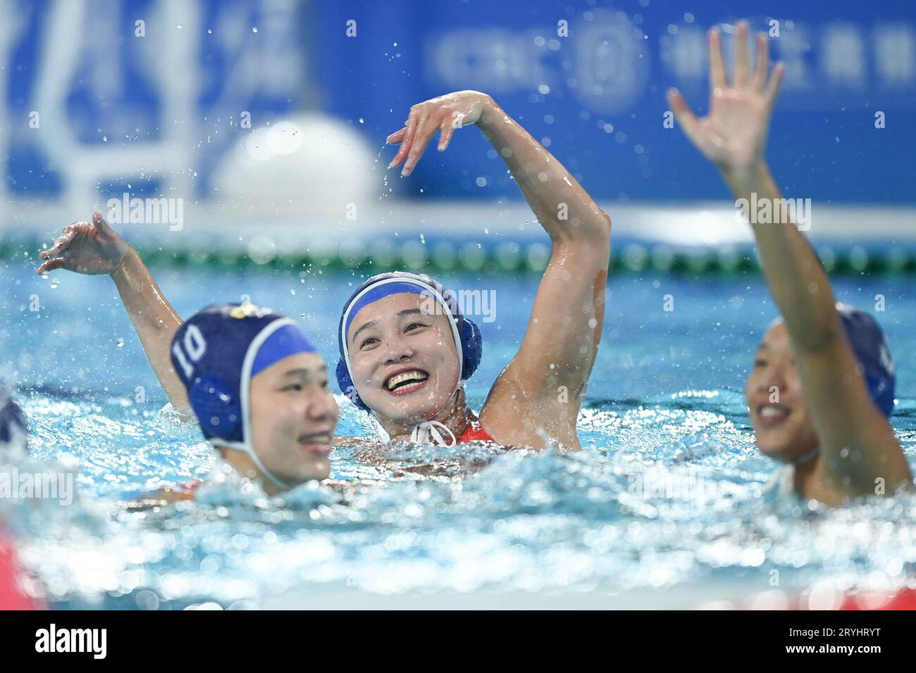Hangzhou, province chinoise du Zhejiang. 1 octobre 2023. Les joueuses de Chine célèbrent la victoire du match féminin Round Robin de water-polo entre le Japon et la Chine lors des 19es Jeux asiatiques à Hangzhou, dans la province du Zhejiang, dans l'est de la Chine, le 1 octobre 2023. Crédit : Huang Zongzhi/Xinhua/Alamy Live News Banque D'Images