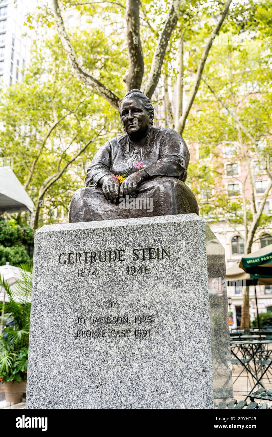 Statue de bronze de Gertrude Stein dans Bryant Park, parc public à côté de la bibliothèque publique de New York, Midtown Manhattan, New York City, États-Unis Banque D'Images