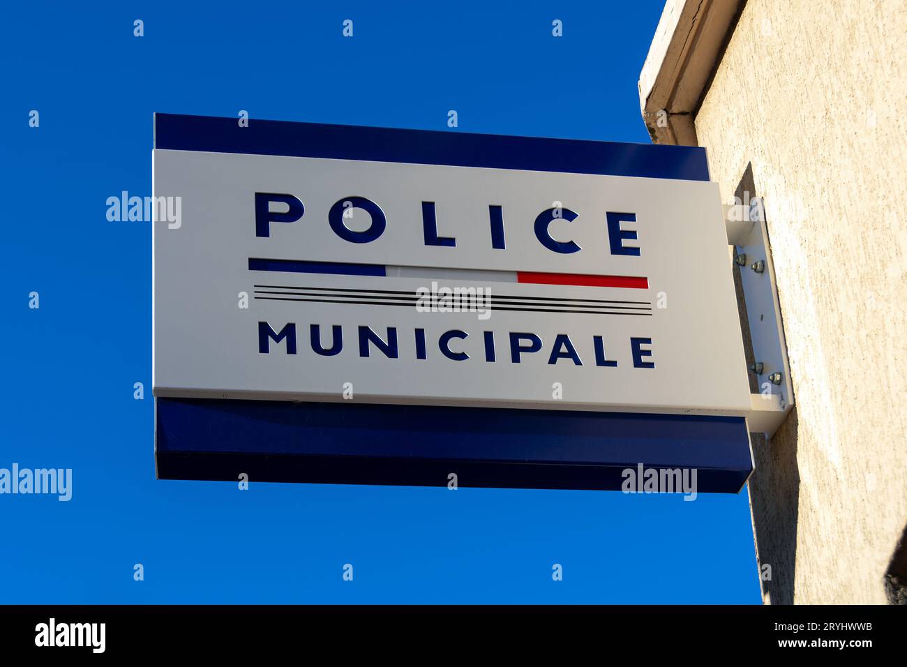 Gros plan d'un panneau indiquant « police municipale » en français (c'est-à-dire : police locale), à l'extérieur d'un commissariat municipal en France Banque D'Images