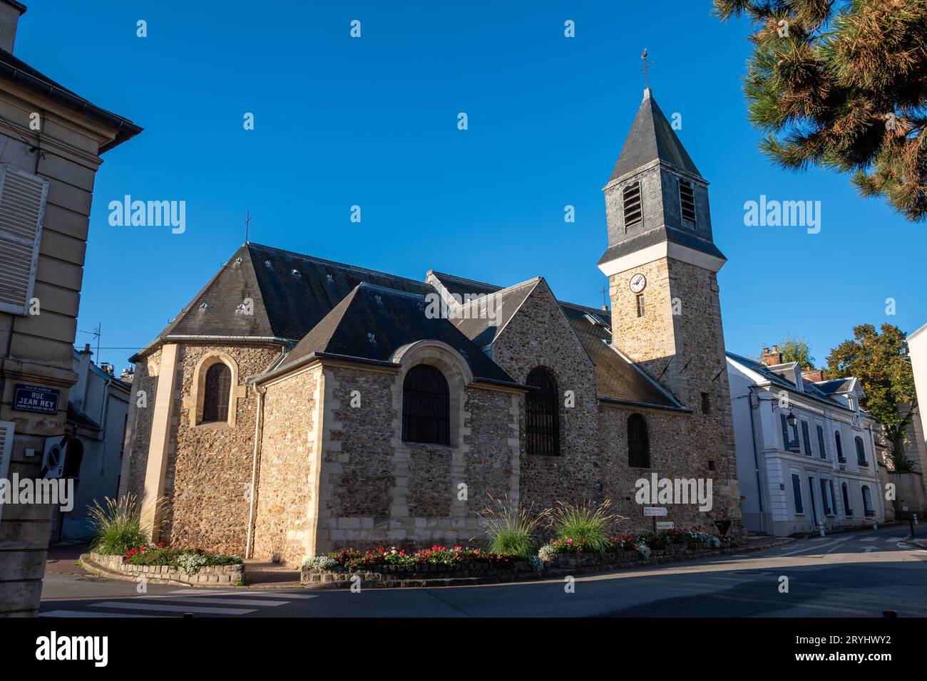 Vue extérieure de l'église catholique Saint-Eustache, construite au 16e siècle, Viroflay, France Banque D'Images
