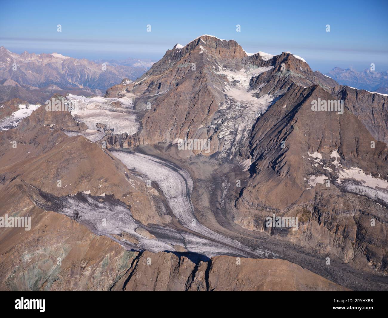 VUE AÉRIENNE. Massif du Grand Combin (altitude : 4314 mètres à Combin de Grafeneire). Valais, Suisse. Banque D'Images