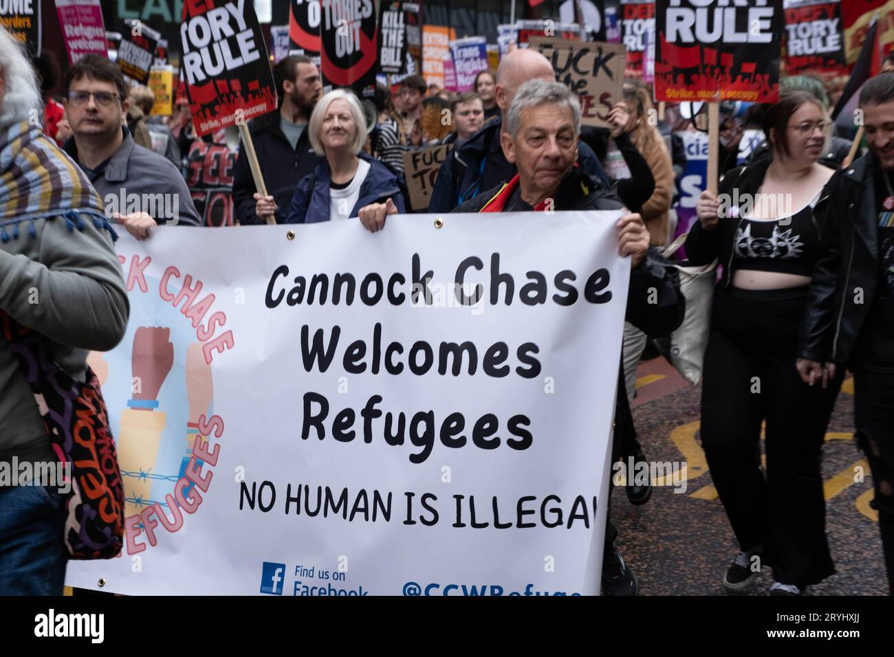 Manchester, Royaume-Uni. 1 octobre 2023. Le grand public et les membres de l'Union défilent devant la conférence du Parti conservateur pour protester contre les réductions d'allocations, la crise des migrants et l'annulation de HS2 à Manchester et Leeds. Credit Mark Lear / Alamy Live News Banque D'Images