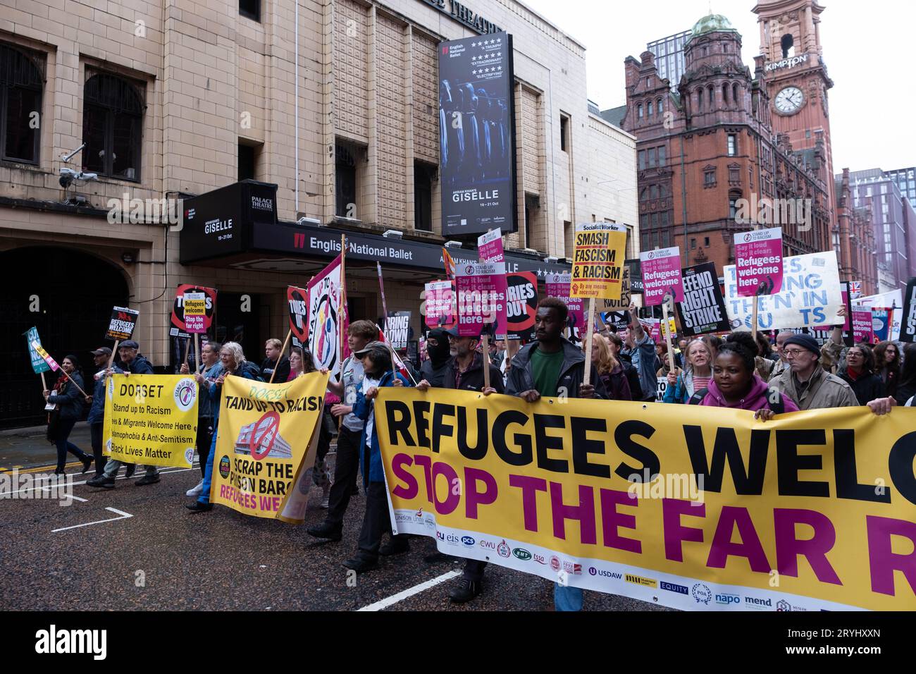 Manchester, Royaume-Uni. 1 octobre 2023. Le grand public et les membres de l'Union défilent devant la conférence du Parti conservateur pour protester contre les réductions d'allocations, la crise des migrants et l'annulation de HS2 à Manchester et Leeds. Credit Mark Lear / Alamy Live News Banque D'Images