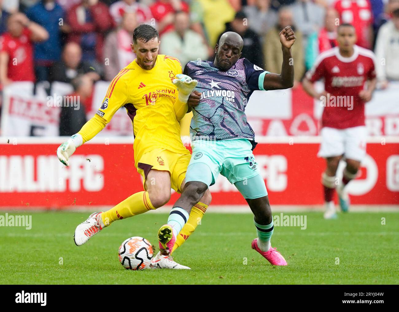 Nottingham, Royaume-Uni. 1 octobre 2023. Matt Turner de Nottingham Forest permet à Yoane Wissa de Brentford de conclure un presque score lors du match de Premier League au City Ground, Nottingham. Le crédit photo devrait se lire : Andrew Yates/Sportimage crédit : Sportimage Ltd/Alamy Live News Banque D'Images