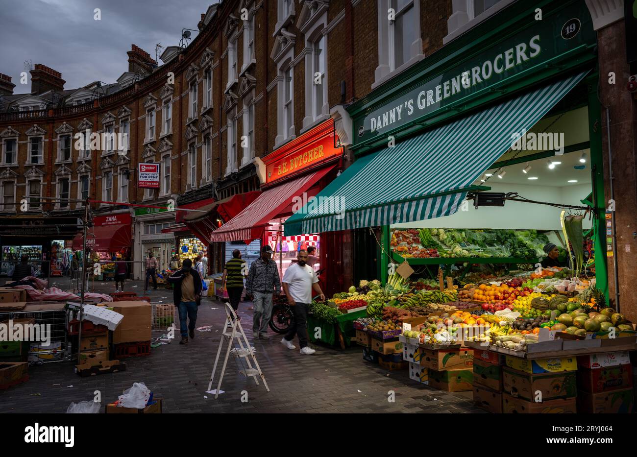 Brixton, Londres, Royaume-Uni : Electric Avenue à Brixton la nuit. Un quartier multiculturel de Londres avec des magasins d'alimentation internationaux et l'emplacement de Brixton Market. Banque D'Images