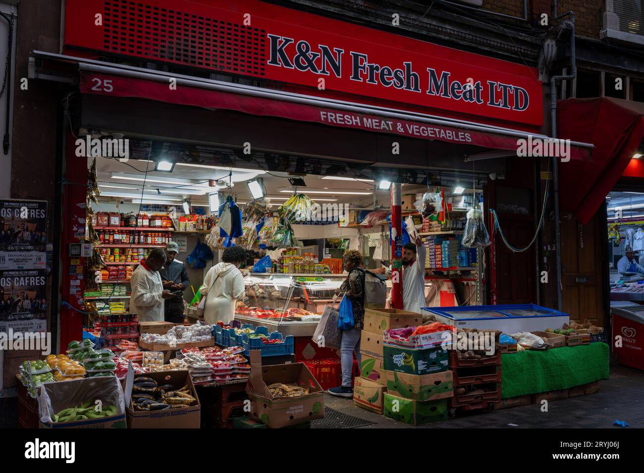 Brixton, Londres, Royaume-Uni : Electric Avenue à Brixton la nuit. Un quartier multiculturel de Londres avec des magasins d'alimentation internationaux et l'emplacement de Brixton Market. Banque D'Images