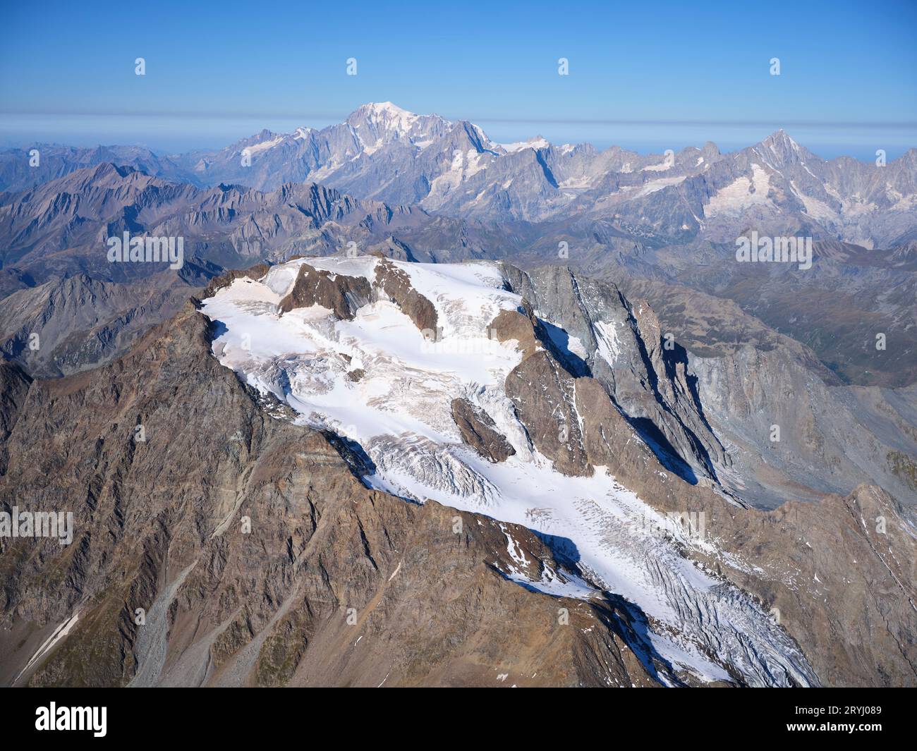 VUE AÉRIENNE. Mont Vélan (altitude : 3727 mètres) Bourg-Saint-Pierre, Valais, Suisse. Banque D'Images