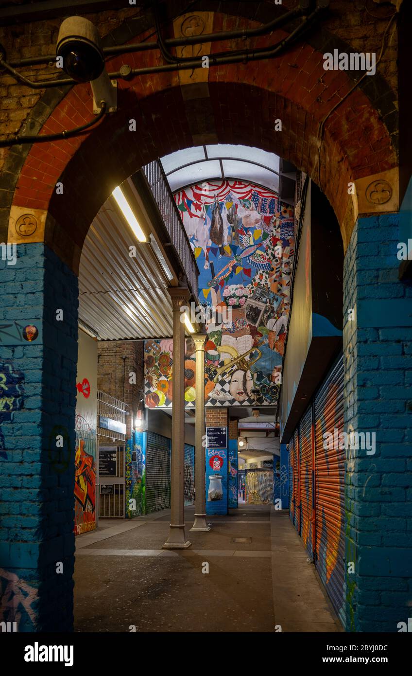 Brixton, Londres, Royaume-Uni : métro sous la gare de Brixton la nuit avec de l'art coloré Banque D'Images