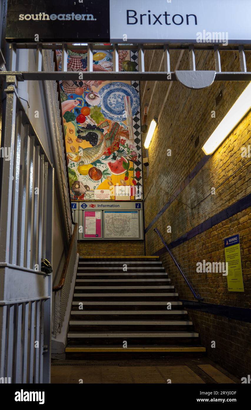 Brixton, Londres, Royaume-Uni : escaliers à la gare de Brixton la nuit avec de l'art coloré Banque D'Images