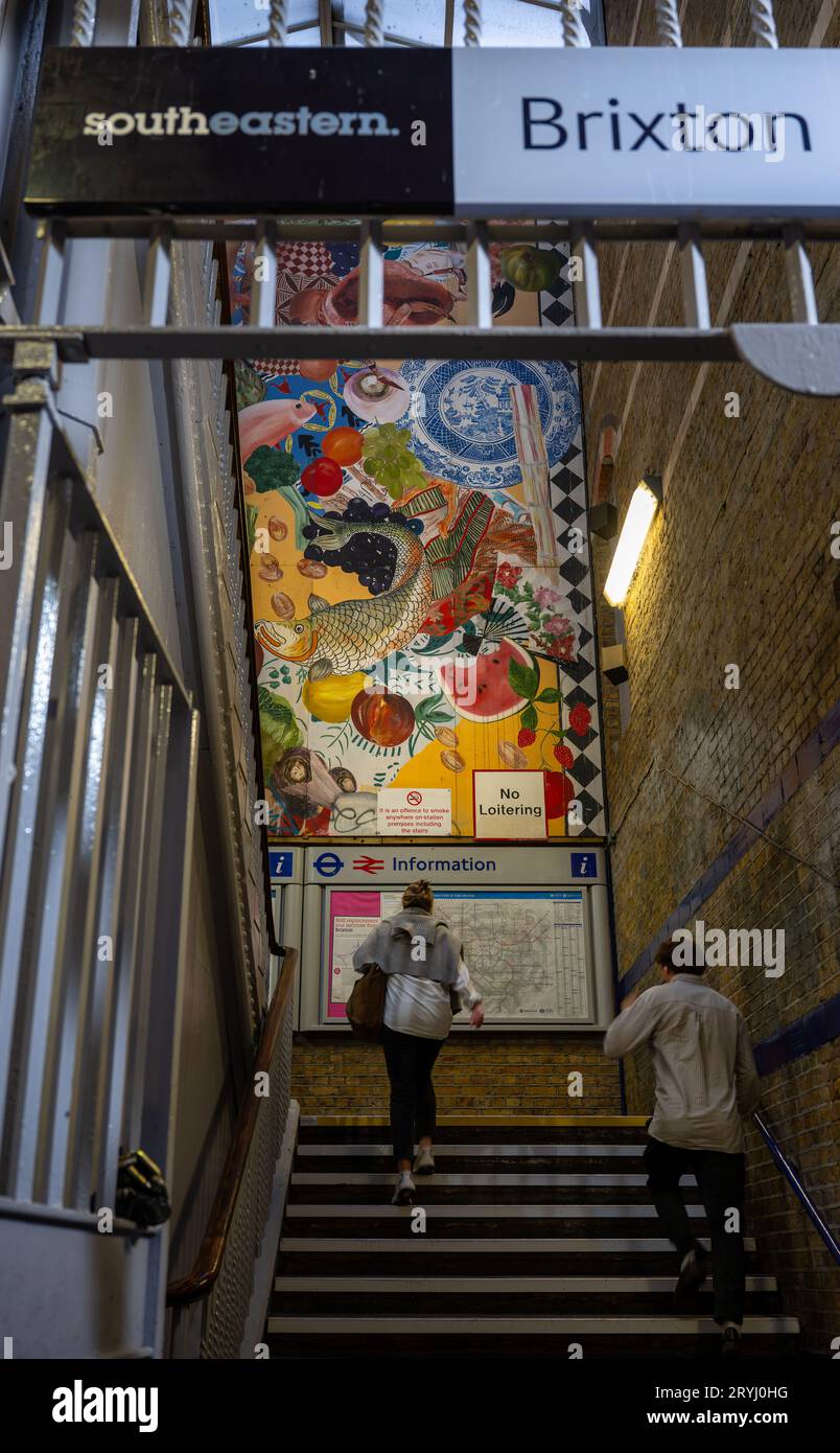 Brixton, Londres, Royaume-Uni : escaliers à la gare de Brixton la nuit avec de l'art coloré Banque D'Images