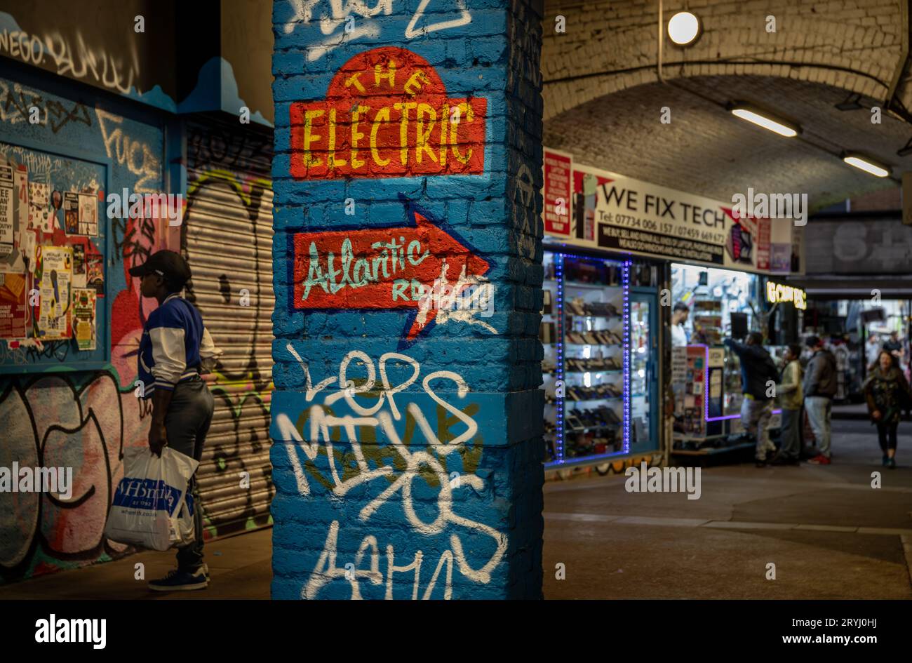 Brixton, Londres, Royaume-Uni : métro sous la gare de Brixton la nuit avec de l'art coloré Banque D'Images