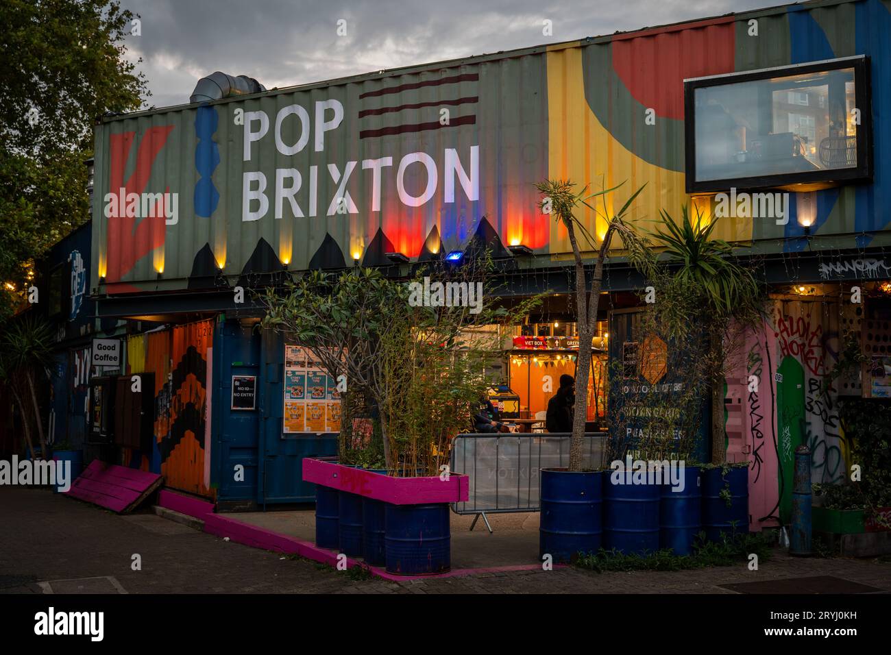 Brixton, Londres, Royaume-Uni : Pop Brixton, un espace communautaire qui soutient les restaurants, bars et entreprises locaux. Construit à partir de conteneurs d'expédition. Banque D'Images