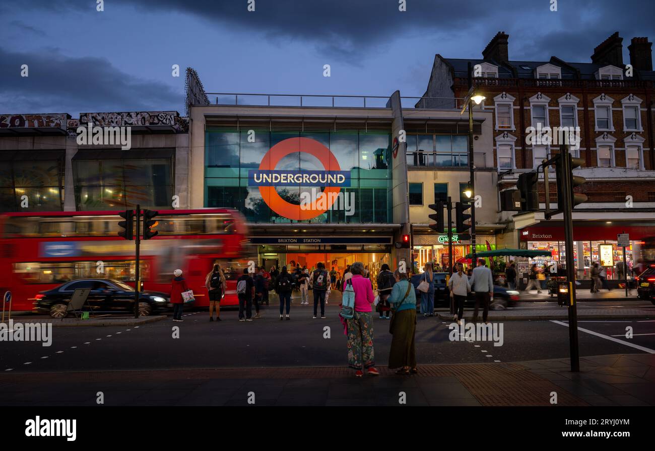 Brixton, Londres, Royaume-Uni : passage pour piétons sur Brixton Road en face de la station de métro Brixton. Vue en soirée avec les gens et la circulation. Banque D'Images
