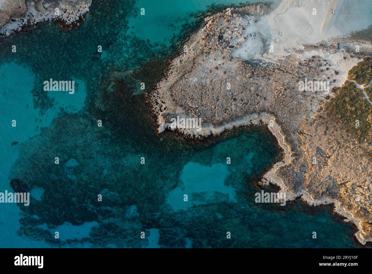 Vue aérienne drone de l'île côtière rocheuse en hiver. Banque D'Images