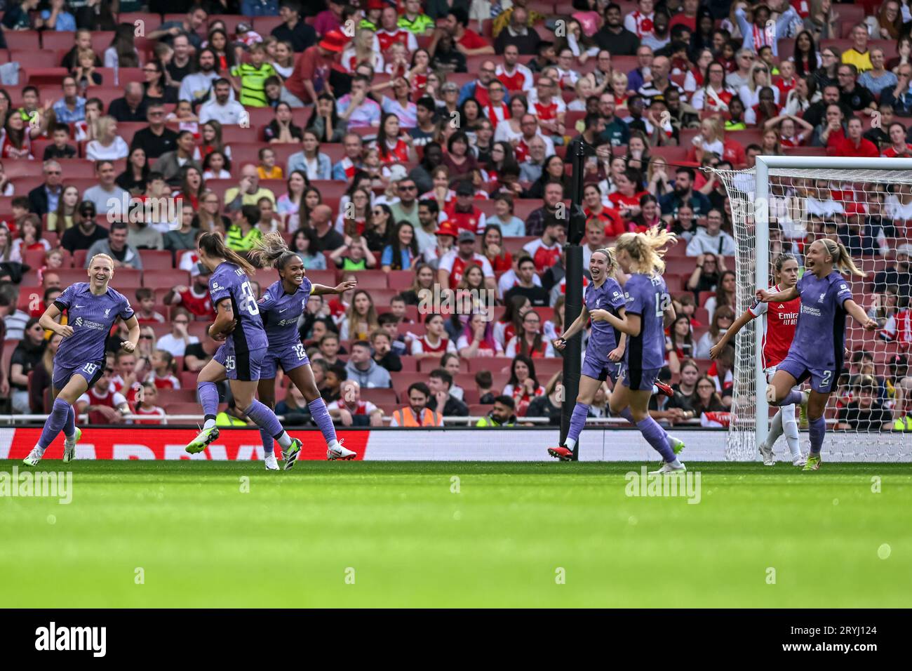 Londres, Angleterre, le 1 octobre 2023. Miri Taylor de Liverpool Women marque au début de la première mi-temps pour donner à Liverpool Women la tête du match de FA Women's Super League entre Arsenal Women et Liverpool Women au Emirates Stadium, Londres, Angleterre le 1 octobre 2023. Photo de Phil Hutchinson. Usage éditorial uniquement, licence requise pour un usage commercial. Aucune utilisation dans les Paris, les jeux ou les publications d'un seul club/ligue/joueur. Crédit : UK Sports pics Ltd/Alamy Live News crédit : UK Sports pics Ltd/Alamy Live News Banque D'Images