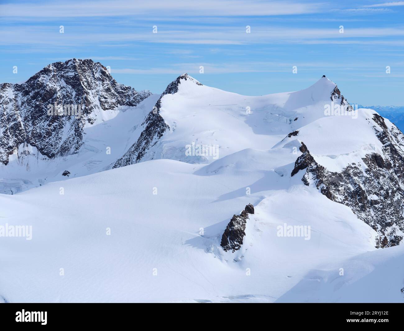 VUE AÉRIENNE. Côté suisse du Monte Rosa de gauche à droite ; Dufourspitze (4634m, plus haut), Zumsteinspitze et Signalkuppe. Zermatt, Valais, Suisse. Banque D'Images