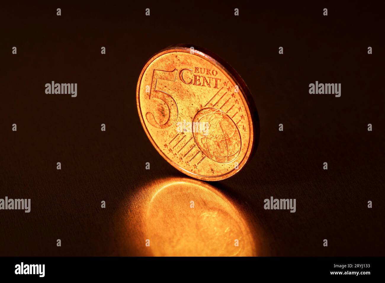 Gros plan d'une pièce de cinq cents sur le fond sombre Banque D'Images