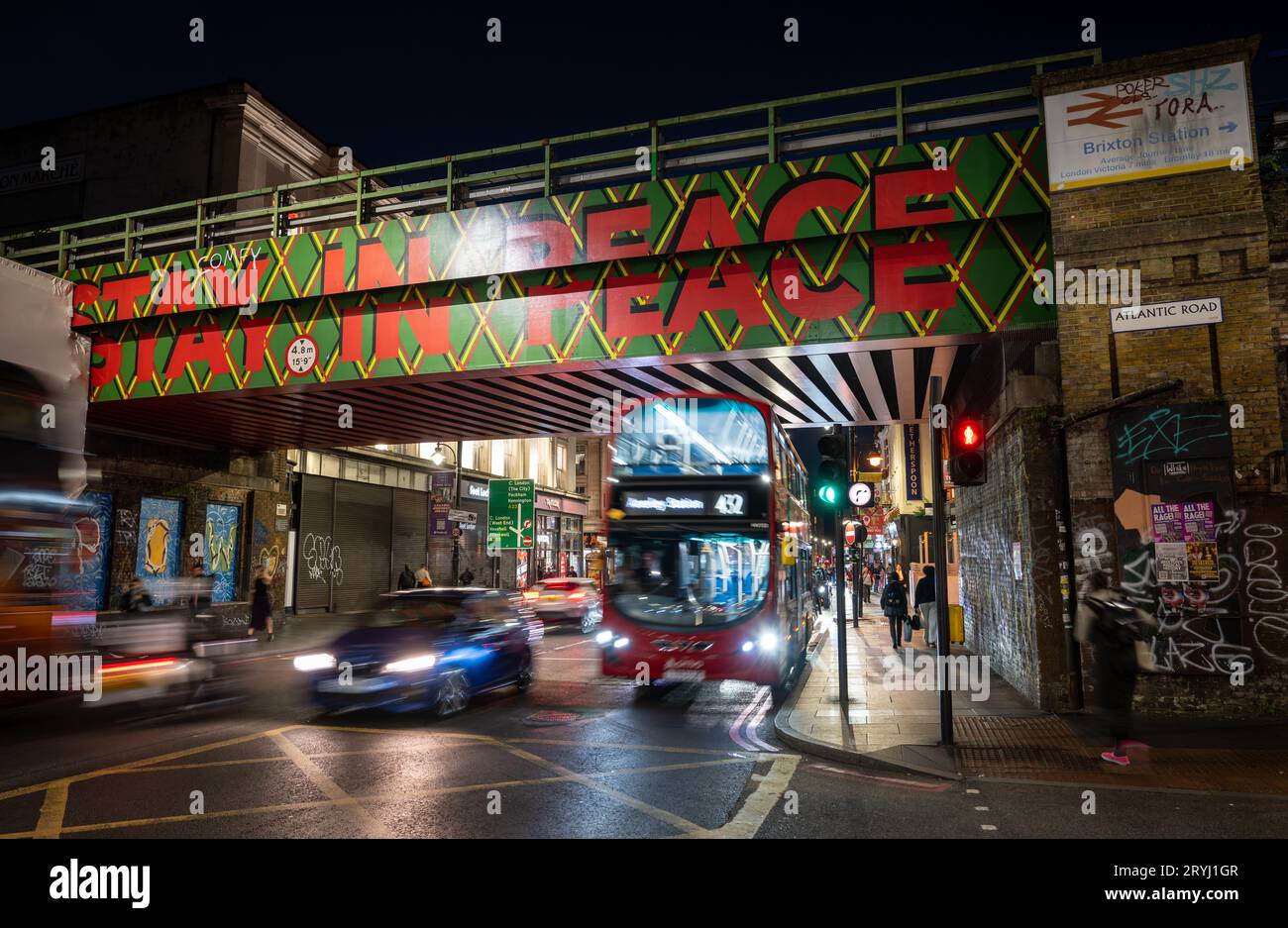 Brixton, Londres, Royaume-Uni : pont ferroviaire sur Brixton Road à la jonction avec Atlantic Road près de la gare de Brixton. Restez en paix. Banque D'Images