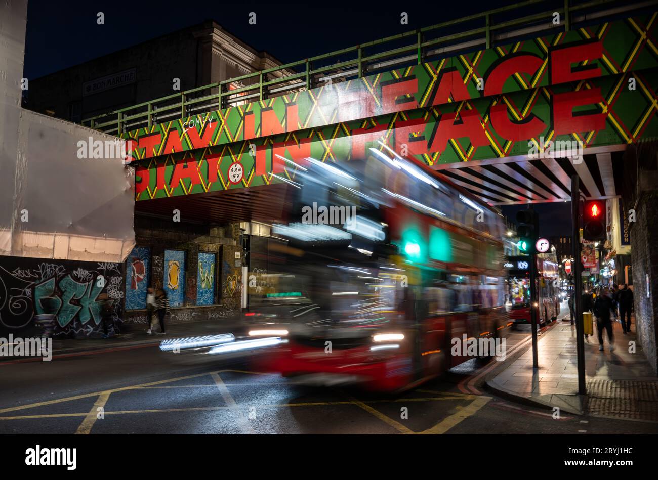 Brixton, Londres, Royaume-Uni : pont ferroviaire sur Brixton Road à la jonction avec Atlantic Road près de la gare de Brixton. Restez en paix. Banque D'Images
