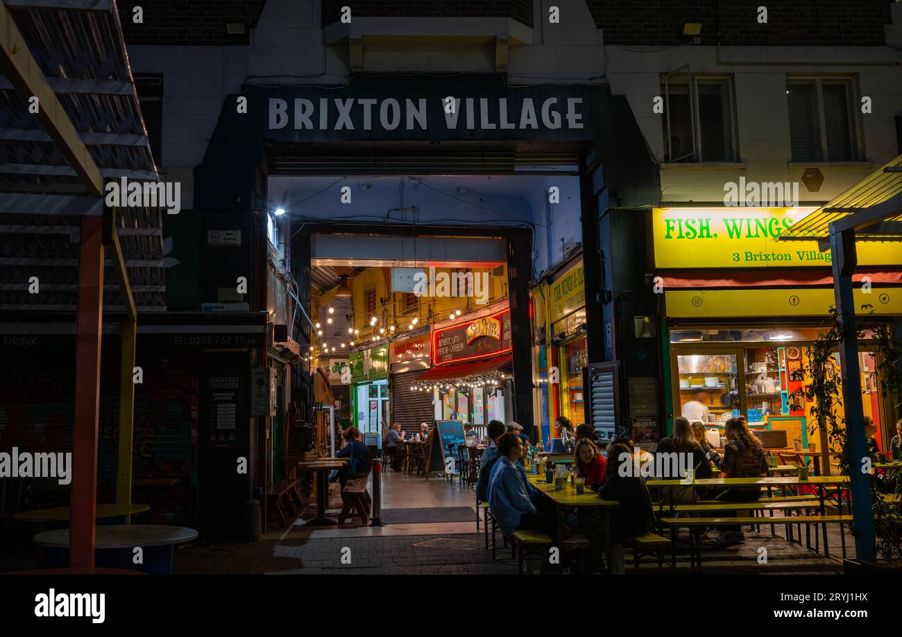 Brixton, Londres, Royaume-Uni : entrée au village de Brixton la nuit. Brixton Village se compose de rues couvertes avec des restaurants et des boutiques. Banque D'Images