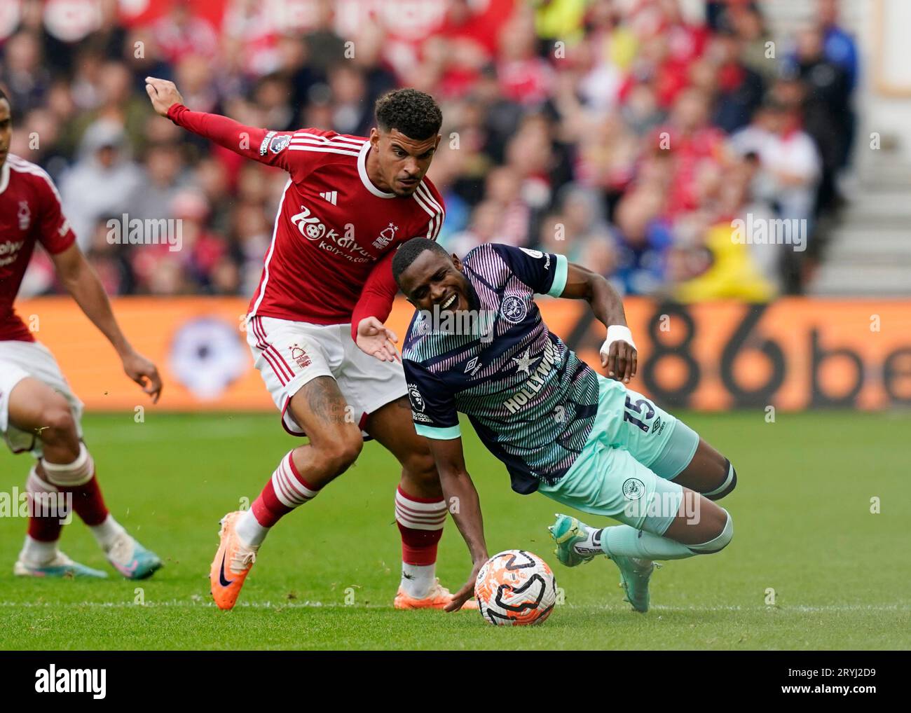 Nottingham, Royaume-Uni. 1 octobre 2023. Morgan Gibbs White de Nottingham Forest fautive Frank Onyeka de Brentford lors du match de Premier League au City Ground, Nottingham. Le crédit photo devrait se lire : Andrew Yates/Sportimage crédit : Sportimage Ltd/Alamy Live News Banque D'Images