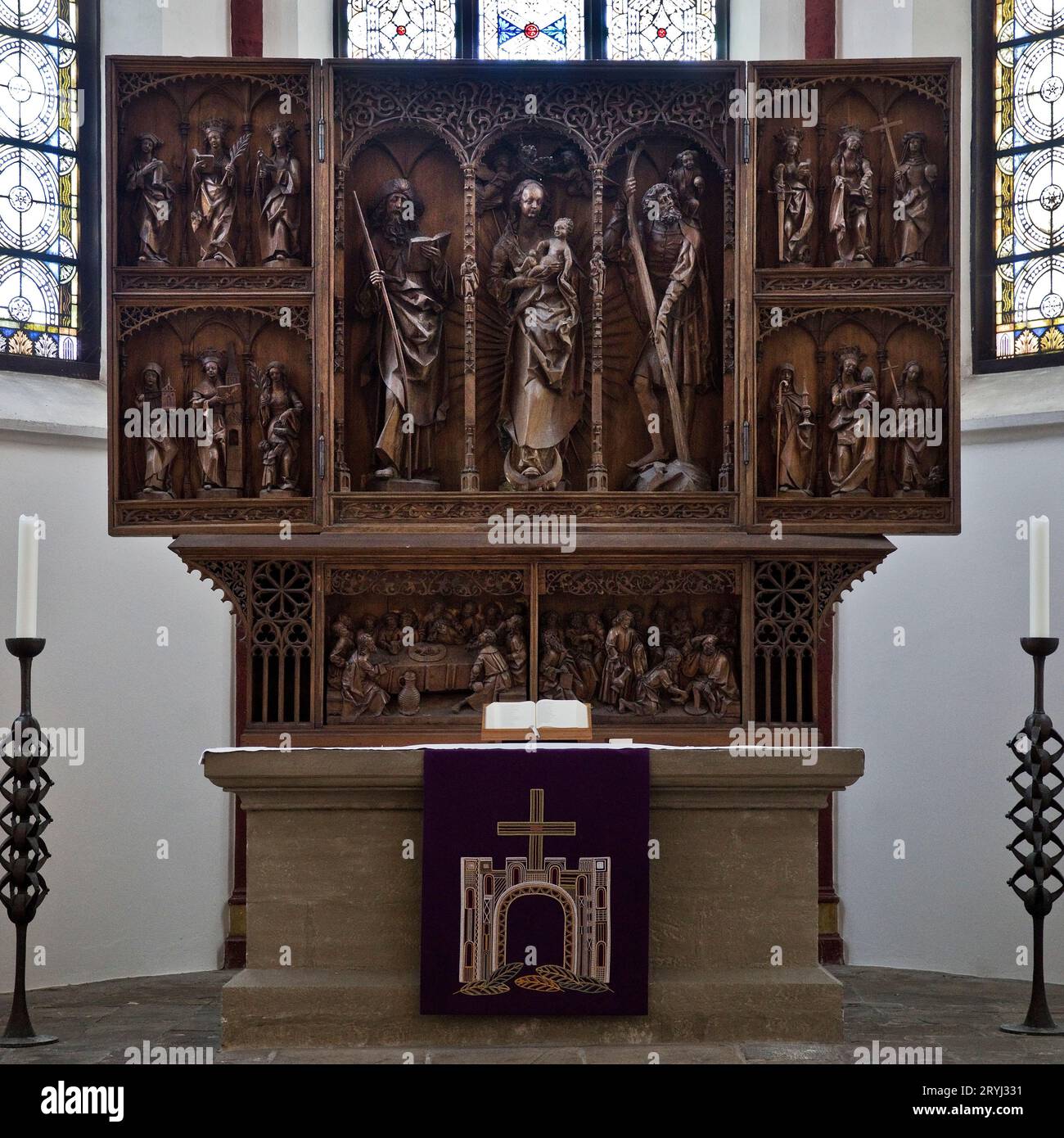 Aile sculptée autel dans le Jakobuskirche évangélique, Breckerfeld, Allemagne, Europe Banque D'Images