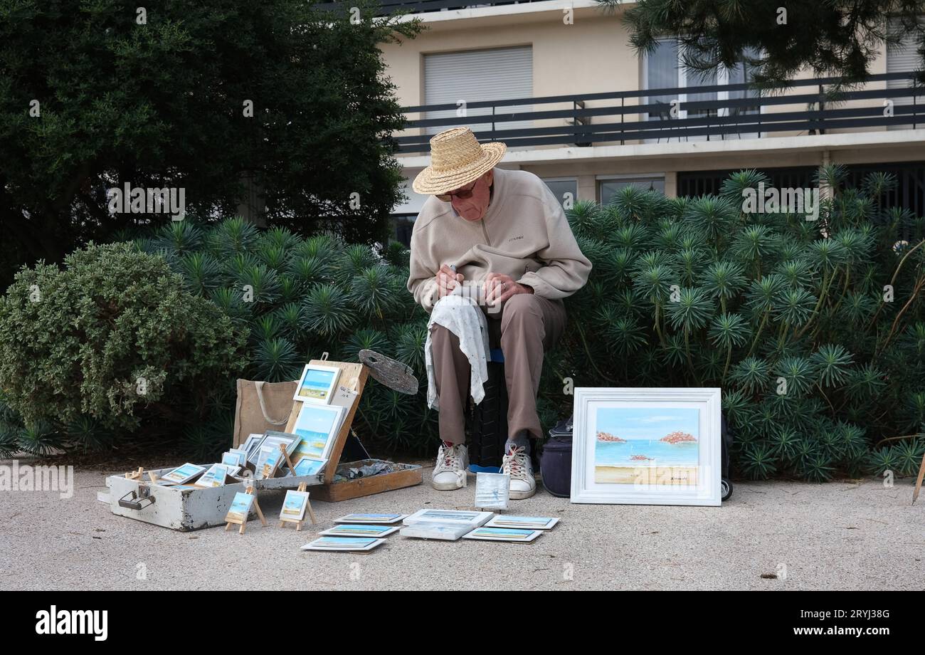 Trouville-sur-Mer, France, France, Normandie, 2023. Artiste âgé peignant dans la ville française et vendant son travail Banque D'Images