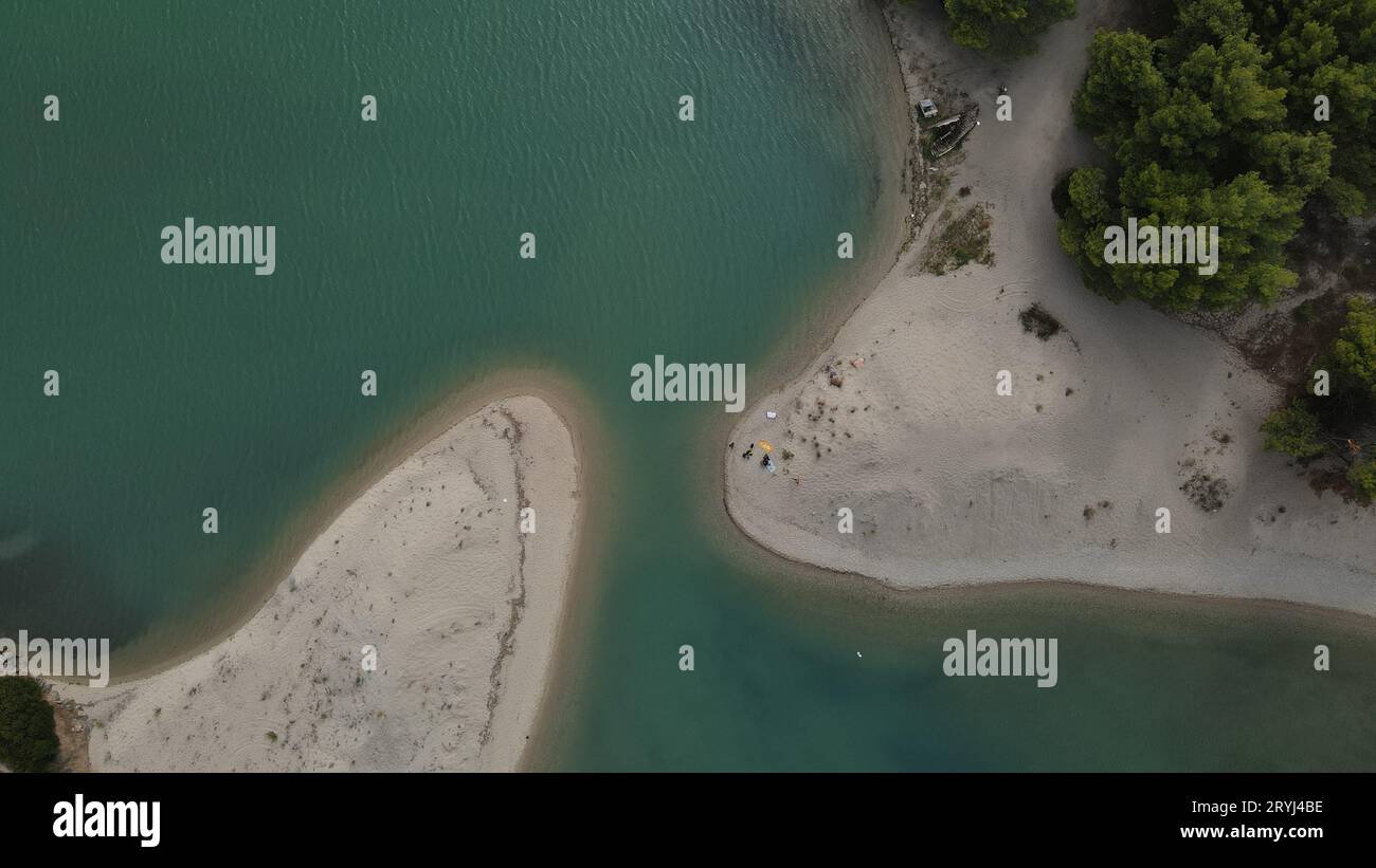 Photo aérienne drone au-dessus de l'océan bleu tropical et de la baie de Glarokavos à Paliouri, Halkidiki, Grèce Banque D'Images