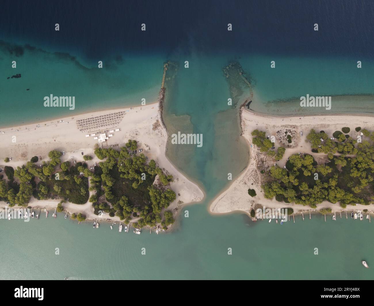 Photo aérienne drone au-dessus de l'océan bleu tropical et de la baie de Glarokavos à Paliouri, Halkidiki, Grèce Banque D'Images