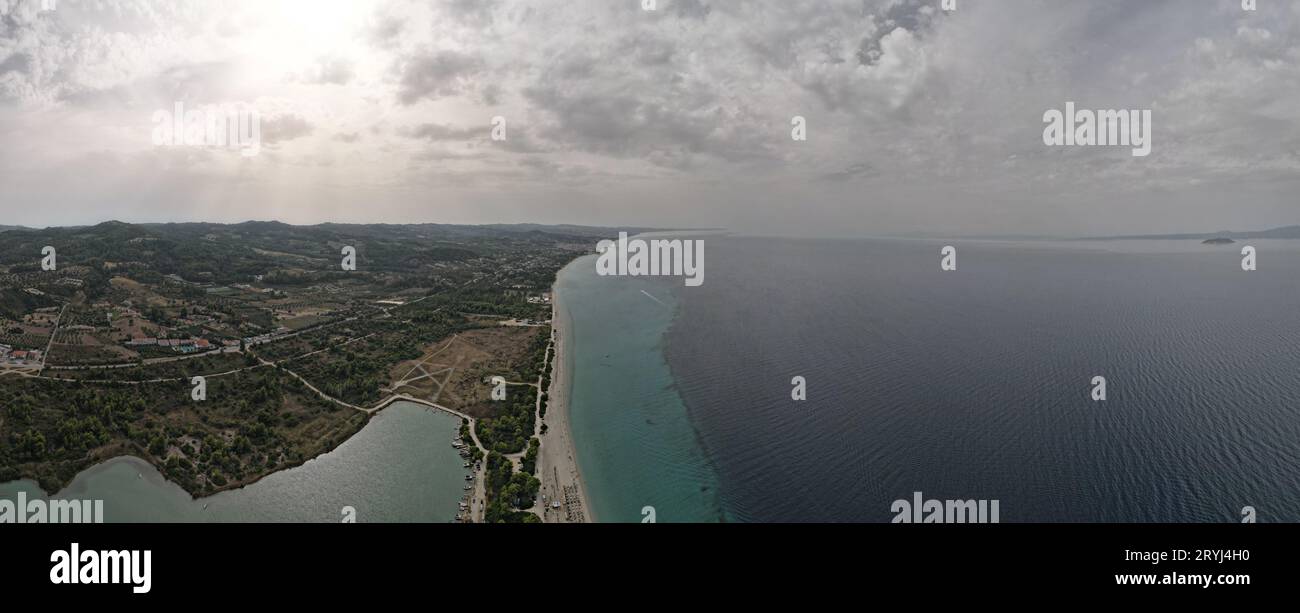 Photo aérienne drone au-dessus de l'océan bleu tropical et de la baie de Glarokavos à Paliouri, Halkidiki, Grèce Banque D'Images