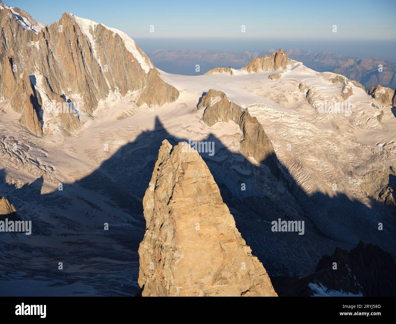 VUE AÉRIENNE. Dent du géant (altitude : 4013 mètres) et son ombre sur le glacier géant. Chamonix, haute-Savoie, Auvergne-Rhône-Alpes, France. Banque D'Images