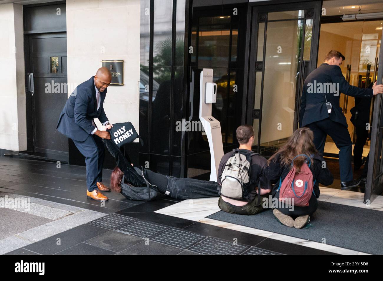 Londres, Royaume-Uni. 1 octobre 2023. Les militants pour le climat de Fossil Free London occupent l'hôtel Intercontinental de Londres lors d'un sit-in pour protester contre l'hôtel qui accueille une grande conférence sur le pétrole depuis plusieurs années. Crédit : Andrea Domeniconi/Alamy Live News Banque D'Images