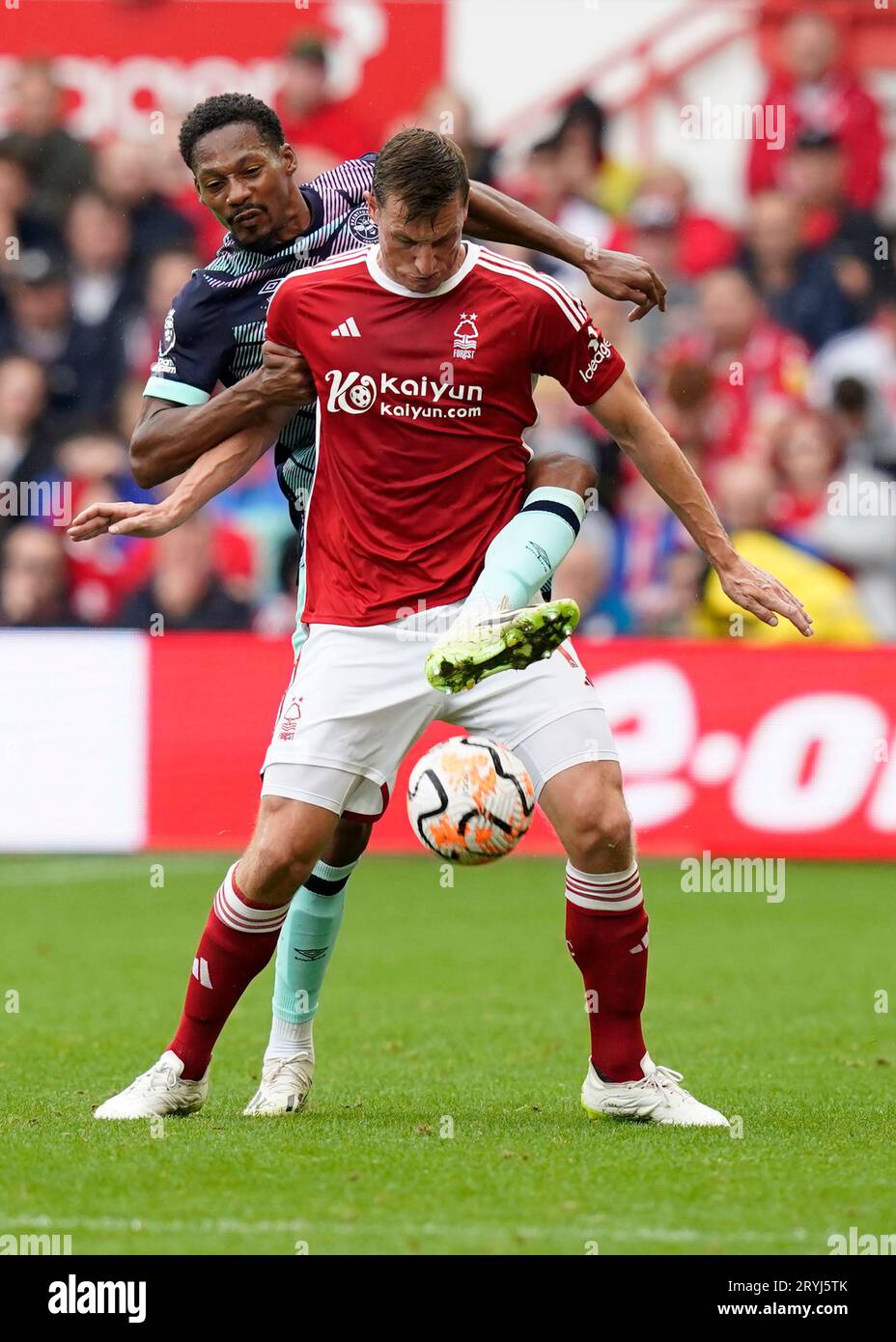 Nottingham, Royaume-Uni. 1 octobre 2023. Ethan Pinnock de Brentford défie Chris Wood de Nottingham Forest lors du match de Premier League au City Ground, Nottingham. Le crédit photo devrait se lire : Andrew Yates/Sportimage crédit : Sportimage Ltd/Alamy Live News Banque D'Images