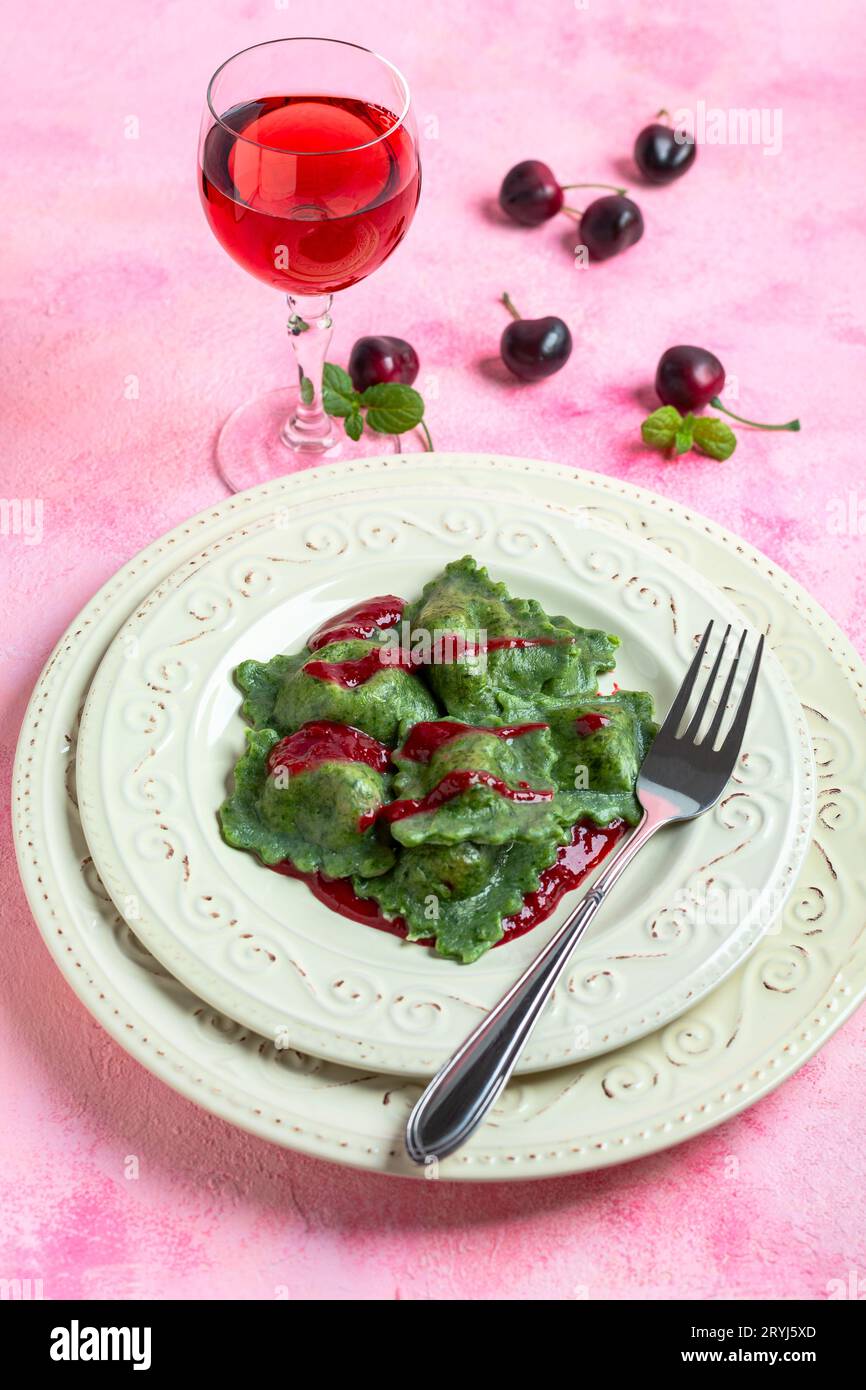 Raviolis verts faits maison farcis aux cerises. Banque D'Images