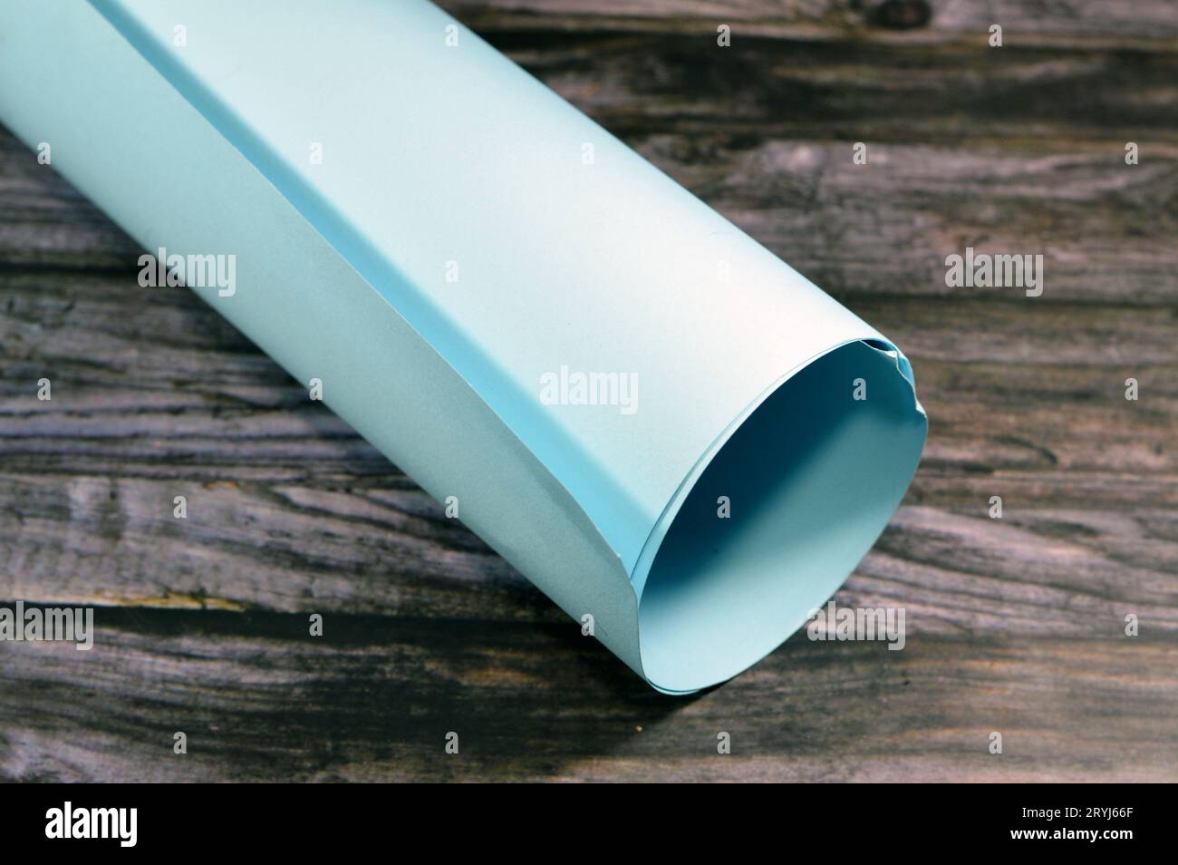 Rouleau de carton de papier bleu pour le montage mural dans la classe de l'école maternelle, maternelle et primaire, pour les illustrations et l'enseignement, la rentrée des classes et s Banque D'Images
