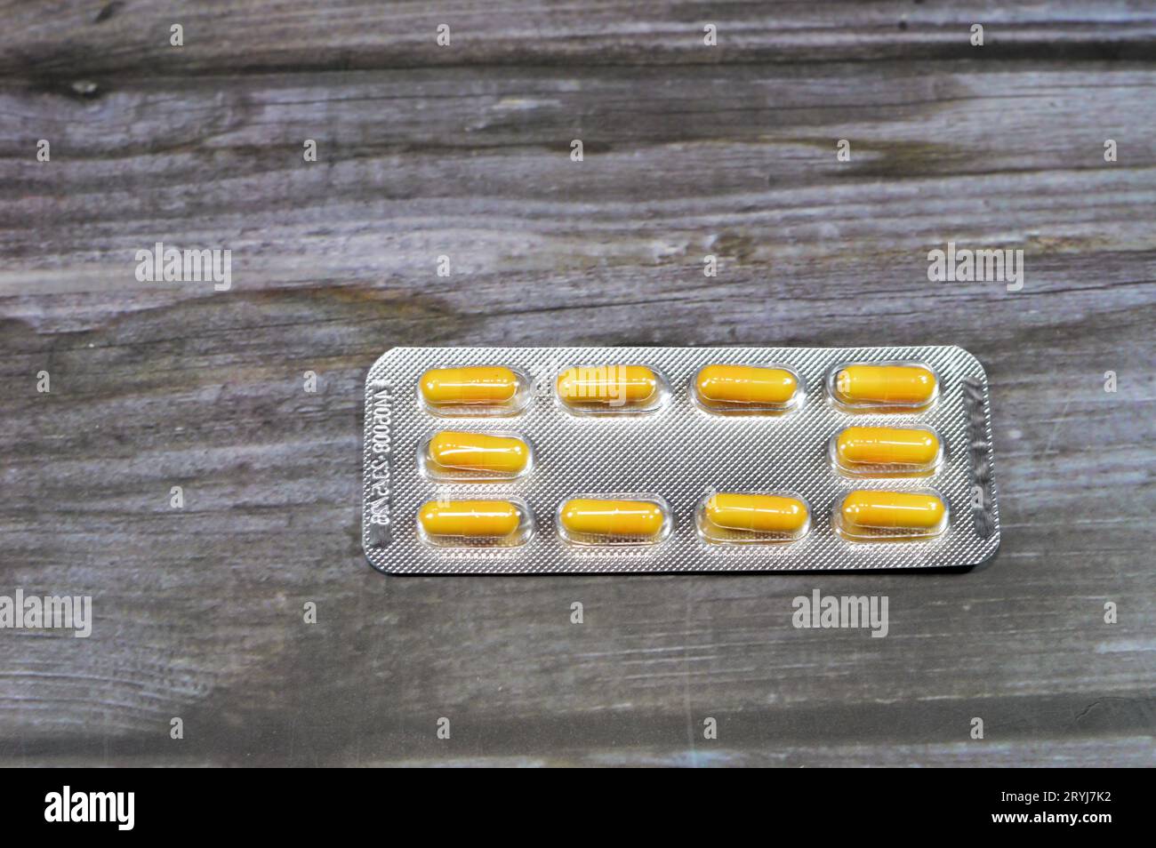 Capsules de médicament, capsules jaunes, traitement, remède, usage de drogue, abus, concept de prescription, analgésiques et antibiotiques, analgésiques, prendre un moi Banque D'Images