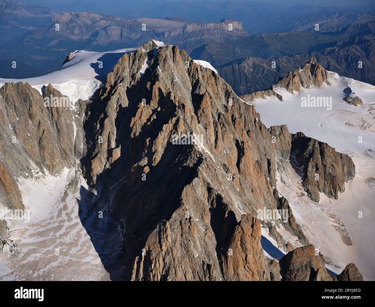VUE AÉRIENNE. Mont blanc du Tacul (4248m) vu du sud-est, et aiguille du midi (3842m) au loin sur la droite. Chamonix, France. Banque D'Images