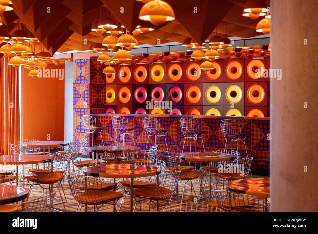 Spiegel Canteen par Verner Panton design moderniste emblématique Banque D'Images