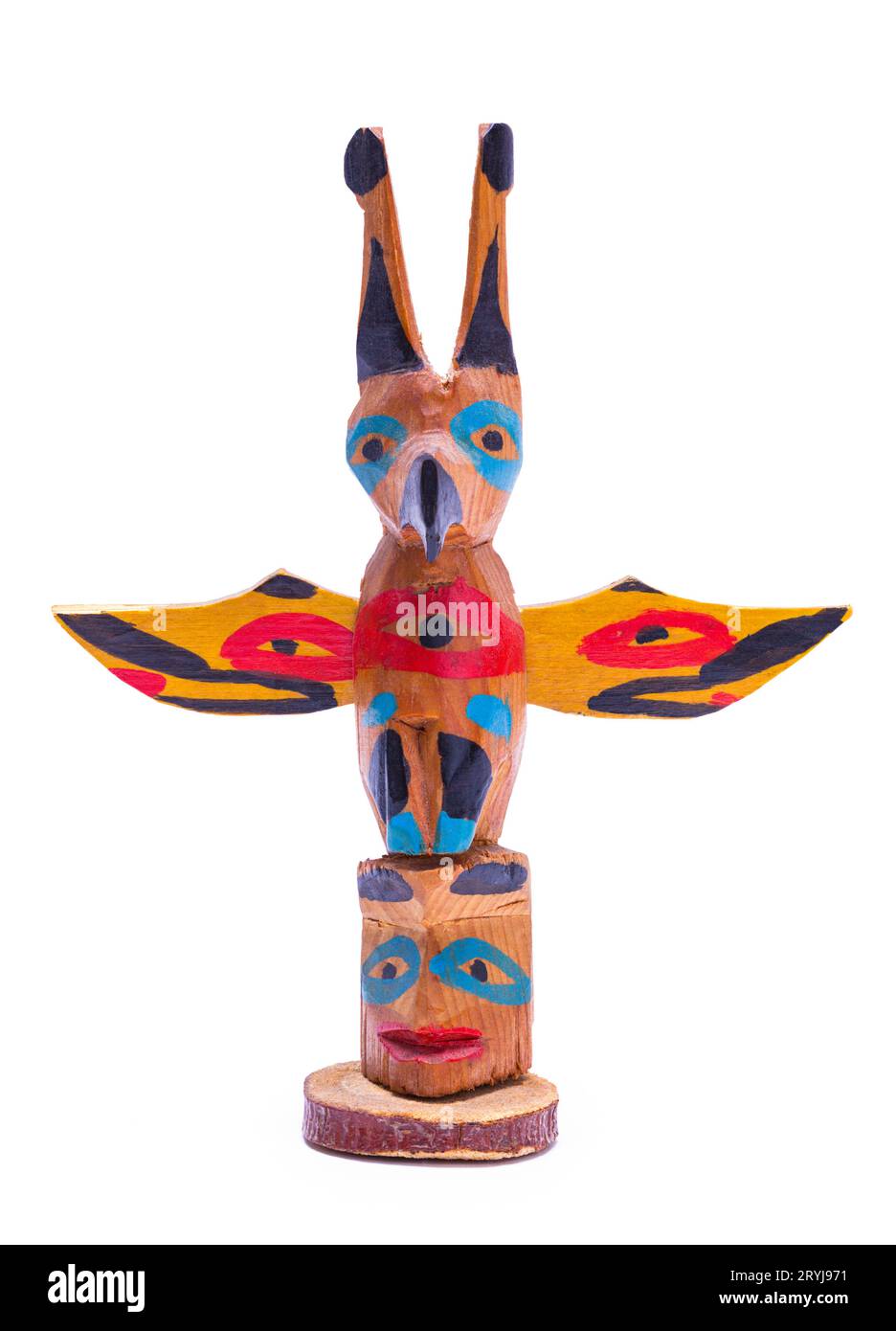 Petit totem en bois découpé sur blanc. Banque D'Images