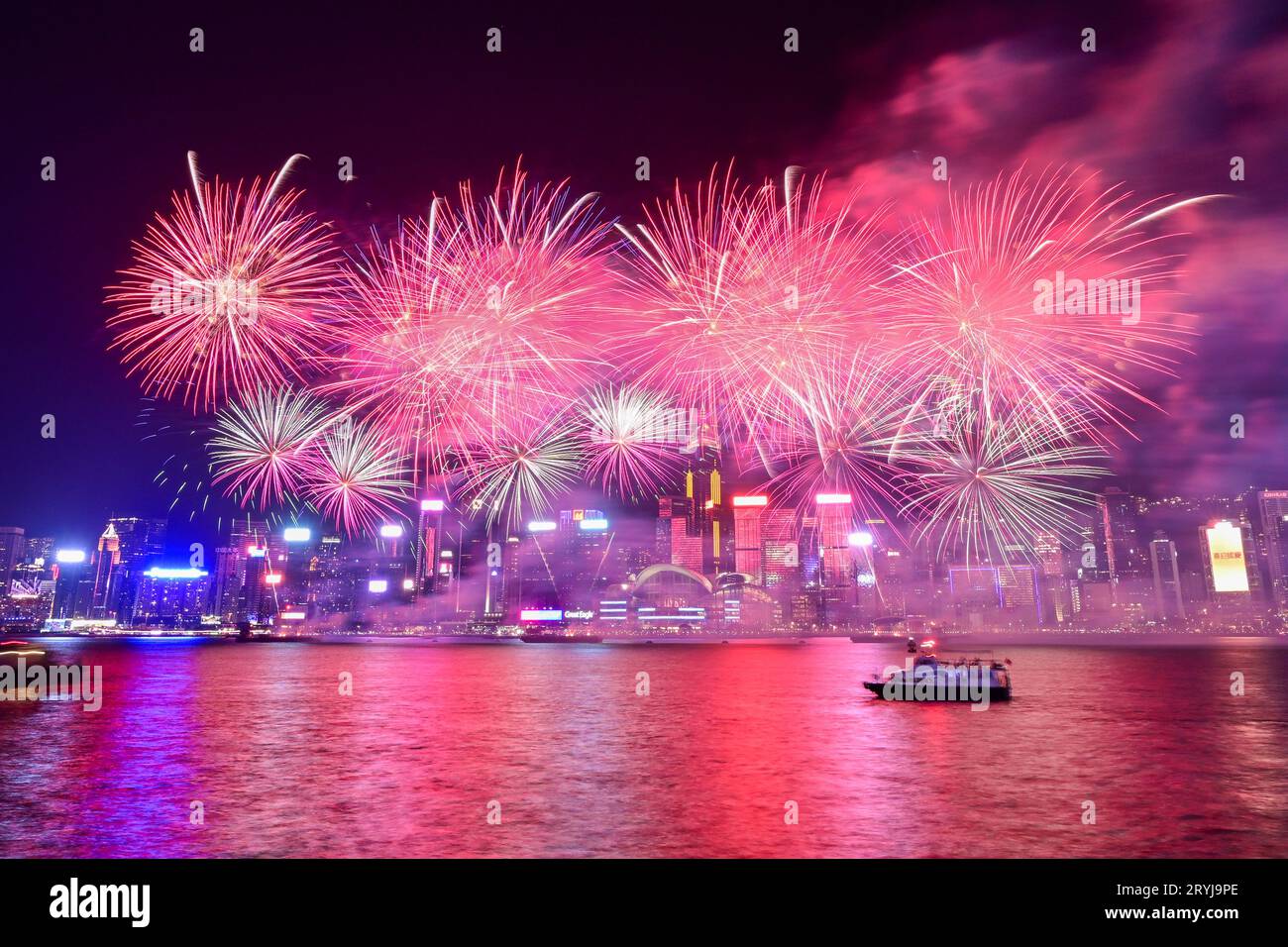 Hong Kong, Chine. 1 octobre 2023. Des feux d'artifice célébrant le 74e anniversaire de la fondation de la République populaire de Chine illuminent le ciel au-dessus du port Victoria à Hong Kong, dans le sud de la Chine, le 1 octobre 2023. Crédit : Zhu Wei/Xinhua/Alamy Live News Banque D'Images