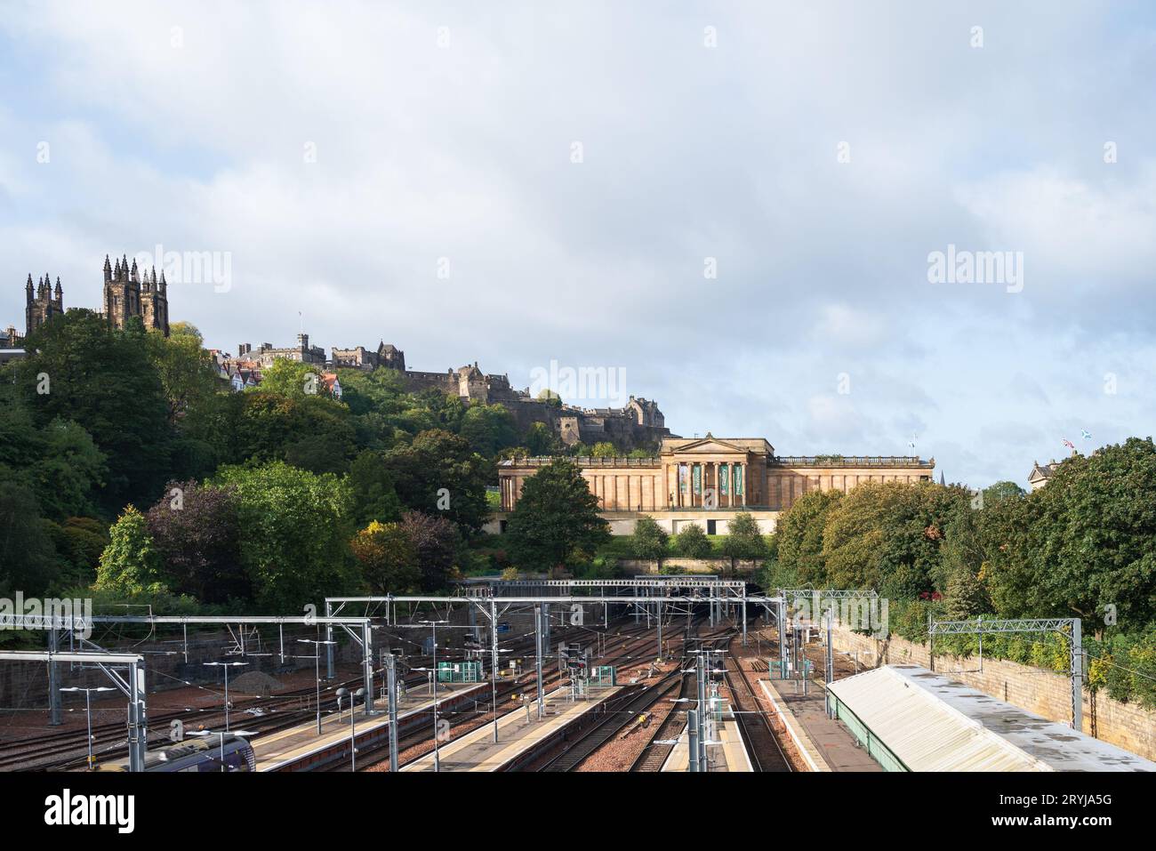 Édimbourg, Écosse, Royaume-Uni - The National (National Galleries of Scotland) de William Playfair (rénovation par Hopkins Architects) à travers la gare de Waverley Banque D'Images