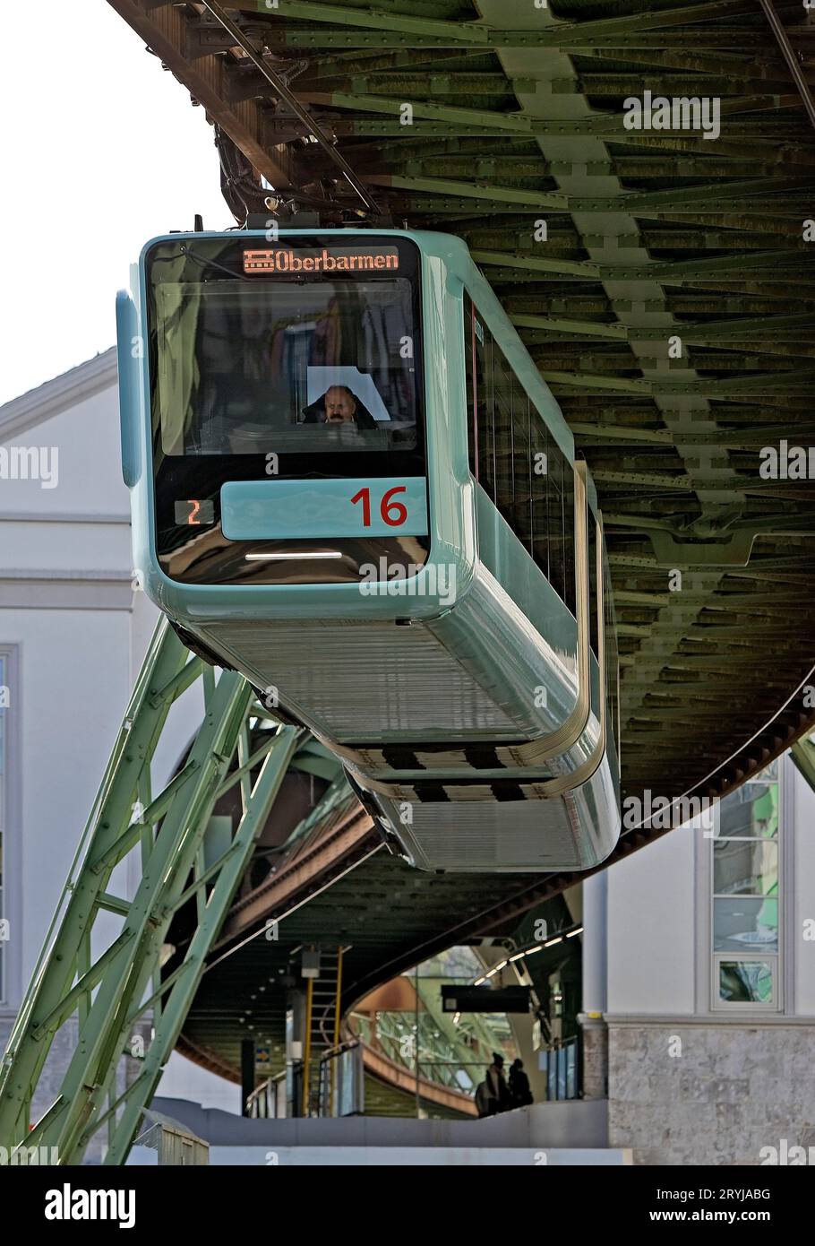 Train suspendu passionnant de la Wuppertal Hbf, Rhénanie du Nord-Westphalie, Allemagne, Europe Banque D'Images