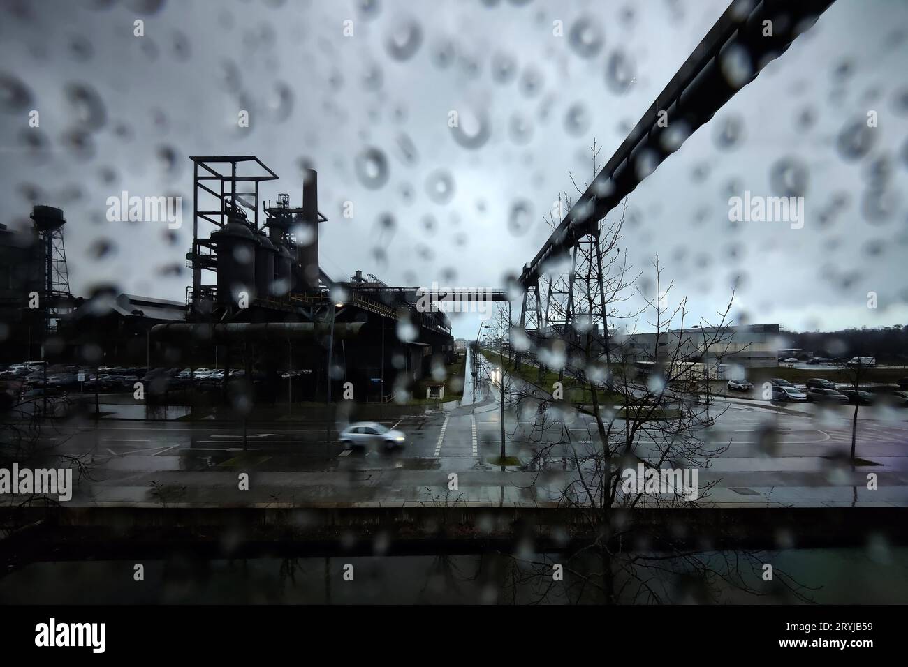 Désaffecté usine industrielle Phoenix West avec haut fourneau 5 sous la pluie, Hoerde, Dortmund, Allemagne Banque D'Images