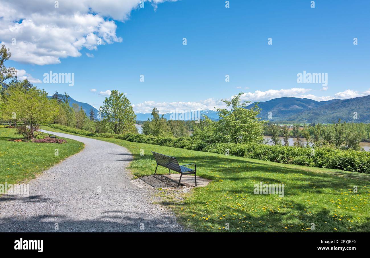 Promenade au bord de la rivière avec vue d'ensemble des calottes enneigées sur les montagnes Rocheuses Banque D'Images