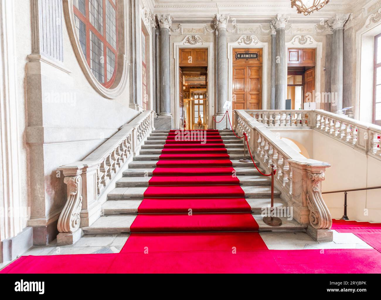 Turin, Italie - Circa janvier 2022: Tapis rouge au Palais Royal - escalier de luxe élégant en marbre. Banque D'Images
