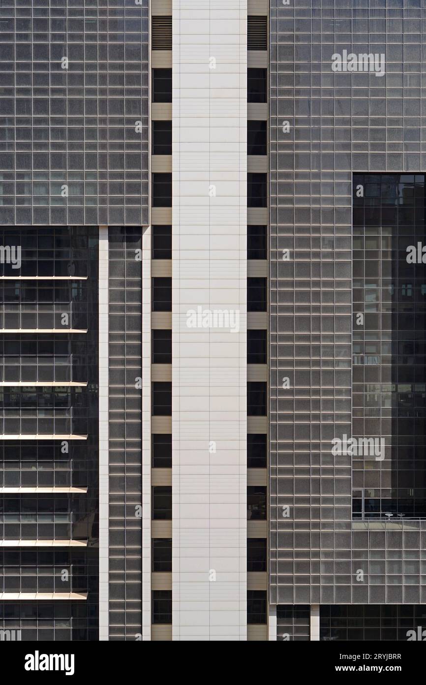Gratte-ciel en verre foncé avec architecture de bâtiment moderne de ligne blanche au Koweït Banque D'Images