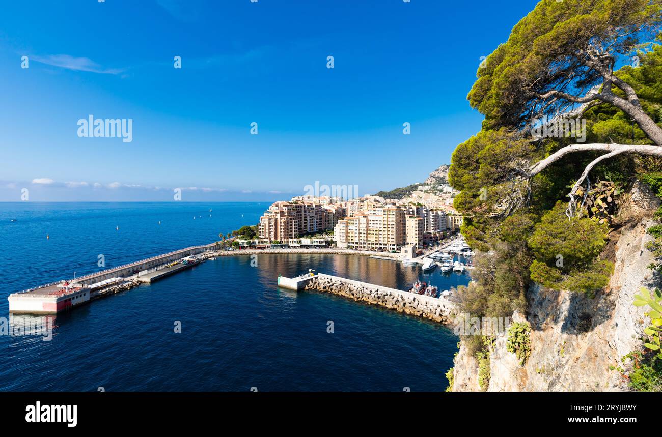 Montecarlo, Monaco - vue panoramique sur le port de Fontvielle avec ciel bleu et mer Banque D'Images