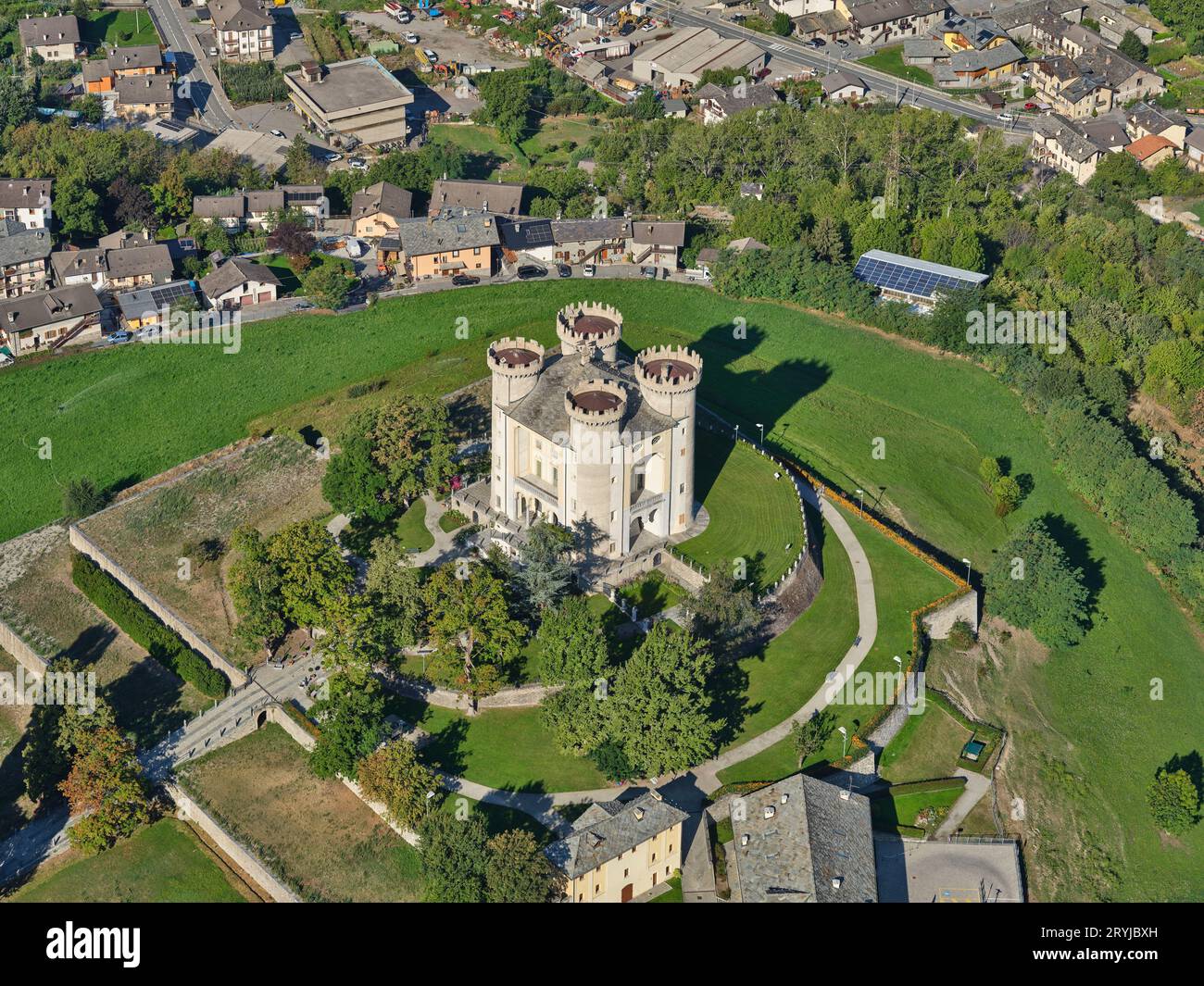 VUE AÉRIENNE. Château d'Aymavilles. Aymavilles, Vallée d'Aoste, Italie. Banque D'Images