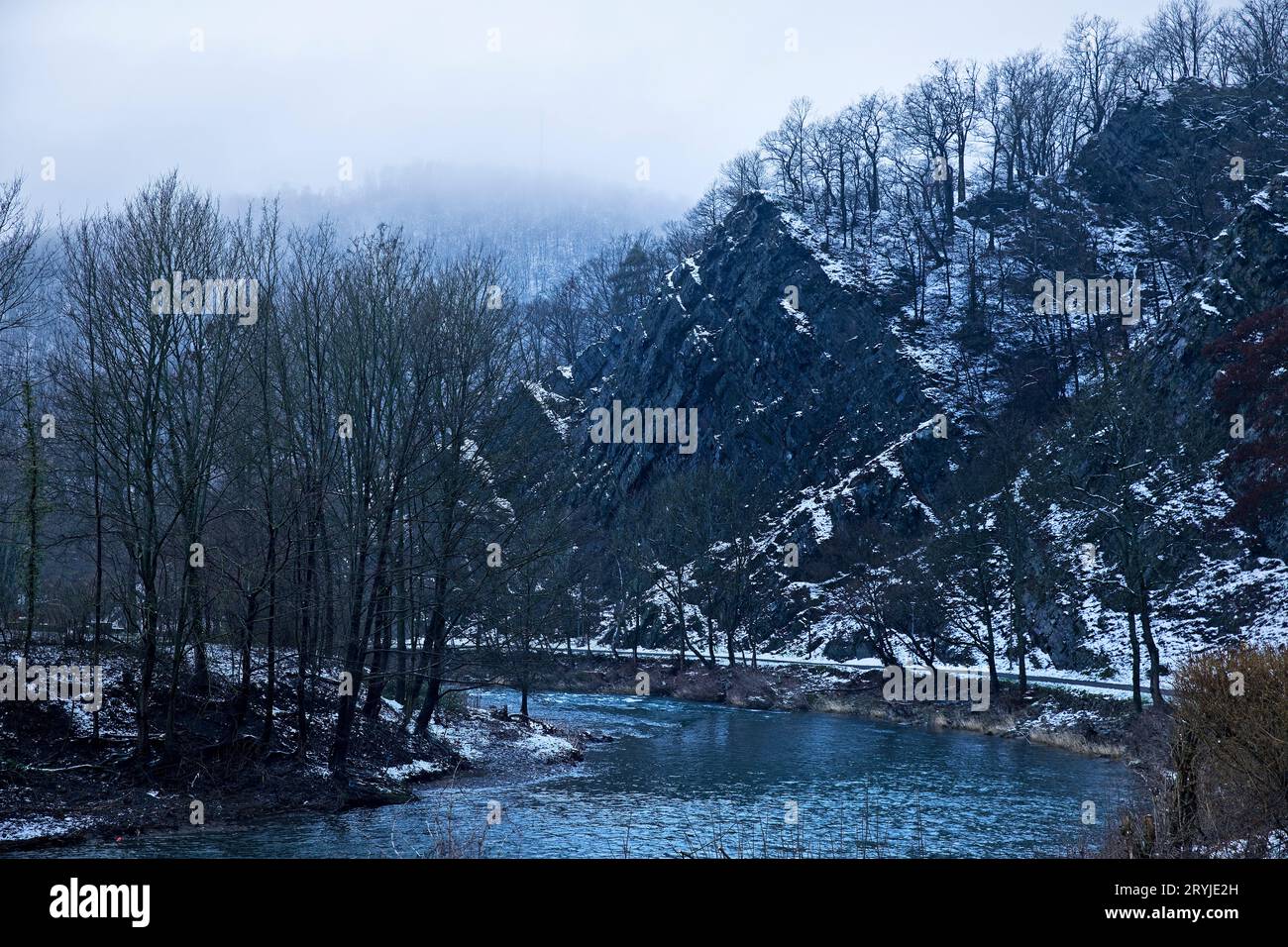 La rivière Lenne avec le point de vue de la Lenneschleife en hiver, Nachrodt-Wiblingwerde Allemagne Banque D'Images