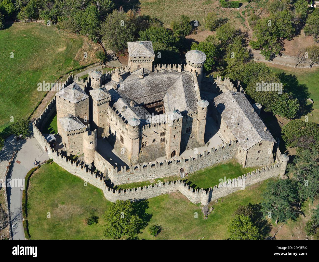 VUE AÉRIENNE.Château de Fénis.Vallée d'Aoste, Italie. Banque D'Images